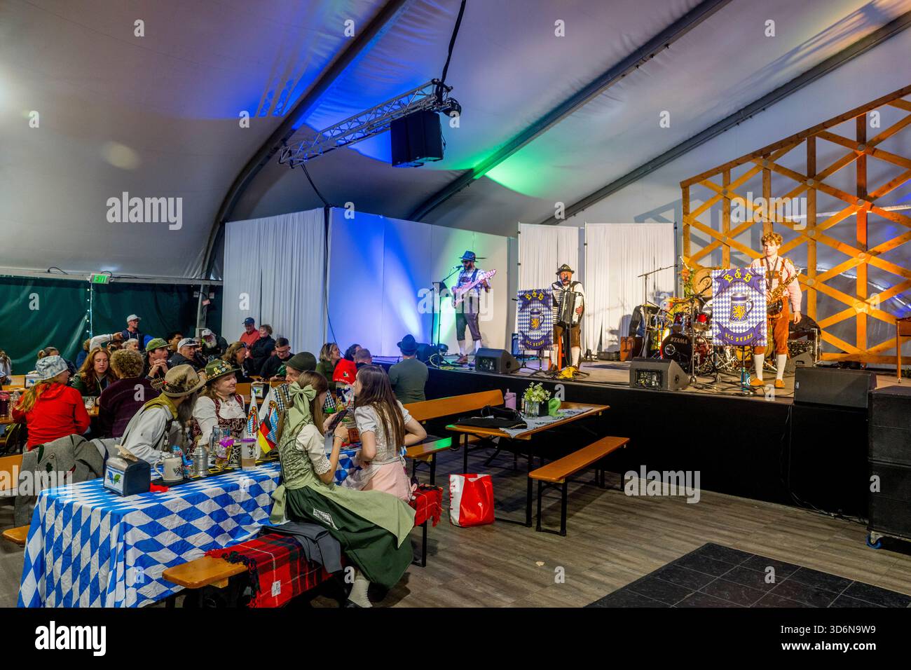 Les gens célébrant dans une tente l'Oktoberfest à la station de ski Snowbird dans Little Cottonwood Canyon dans la chaîne Wasatch des montagnes Rocheuses près de Salt Banque D'Images