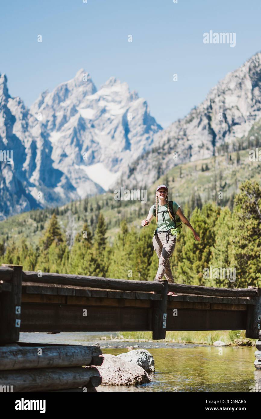 Femme marche le long du pont tout en faisant de la randonnée dans le parc national de Grand Teton Banque D'Images