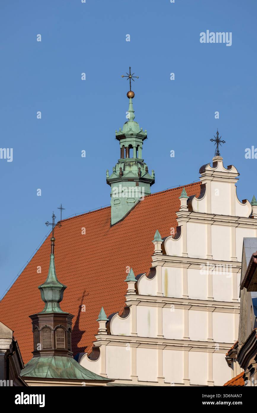 Vue de la place du marché de la façade du monastère des Pères dominicains avec un pignon étagé de la renaissance tardive, Lublin, Pologne Banque D'Images
