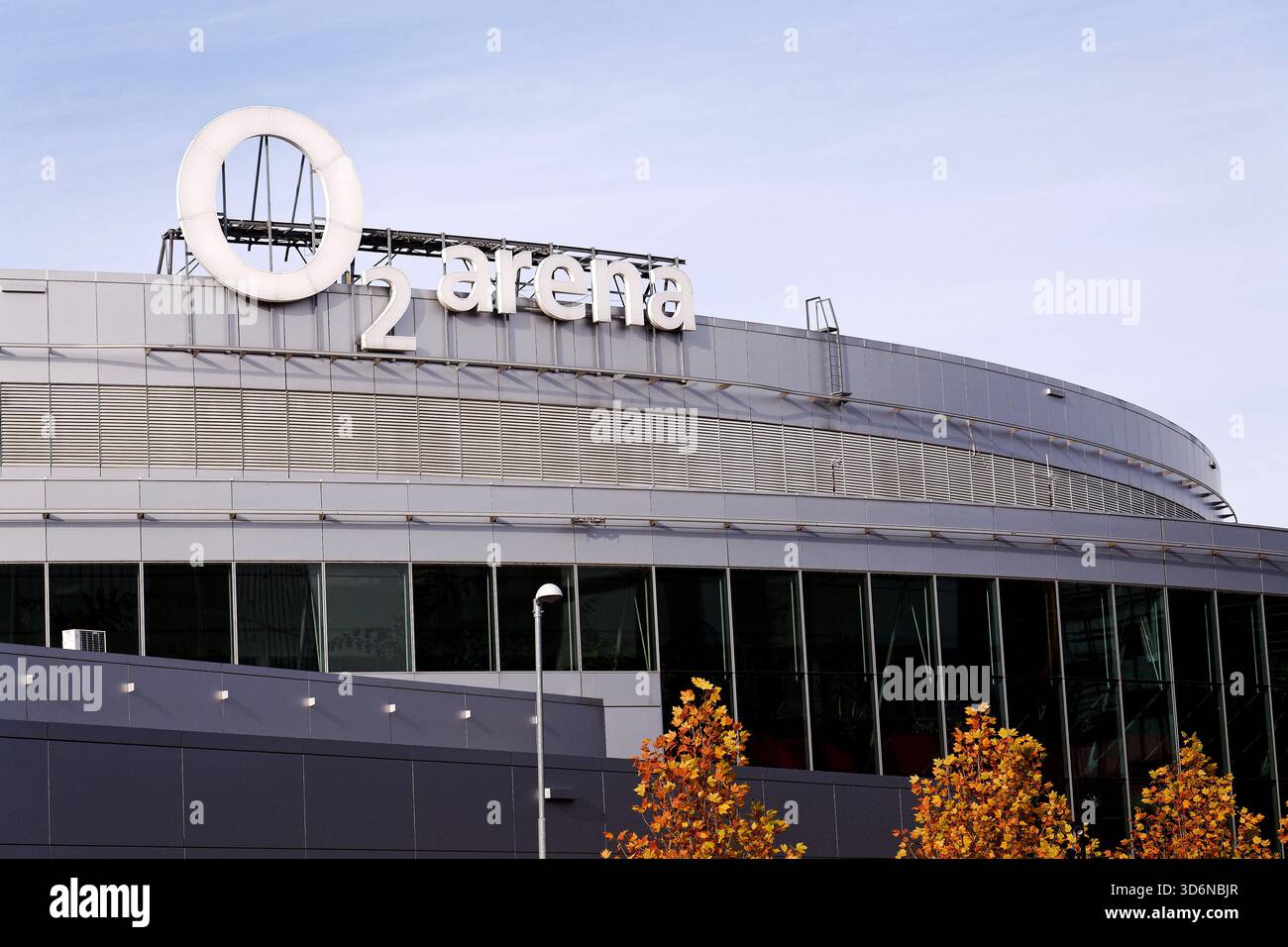 Extérieur lumineux du bâtiment polyvalent O2 Arena avec logo le 18 novembre 2025 à Prague, République tchèque. Banque D'Images