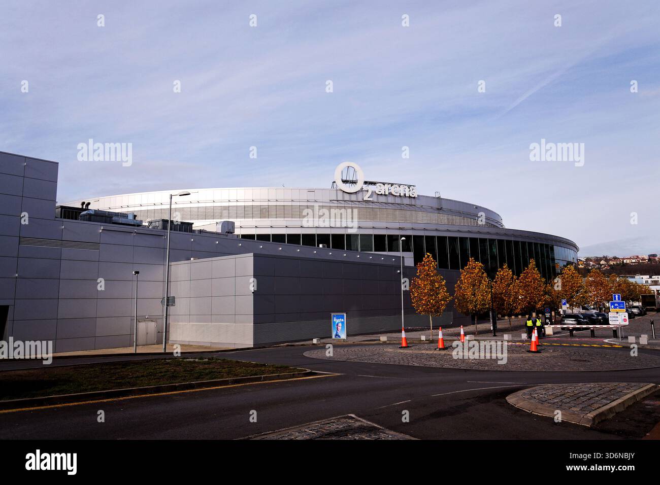 Extérieur lumineux du bâtiment polyvalent O2 Arena avec logo le 18 novembre 2025 à Prague, République tchèque. Banque D'Images