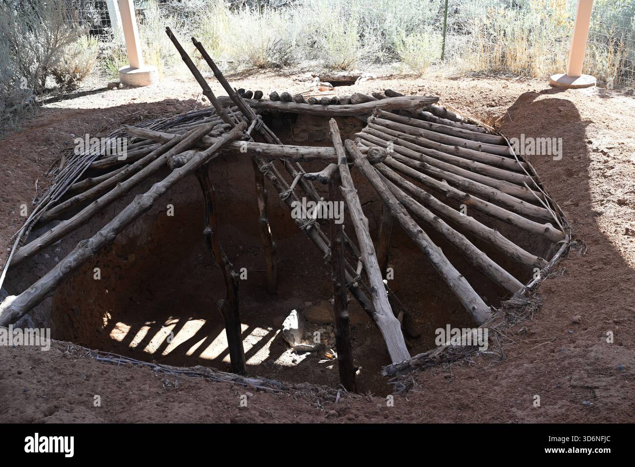 Une maison de fosse dans le village autrefois, maintenant appelé le site Coombs, au musée du parc d'État d'Anasazi près de Boulder, Utah, États-Unis. Banque D'Images