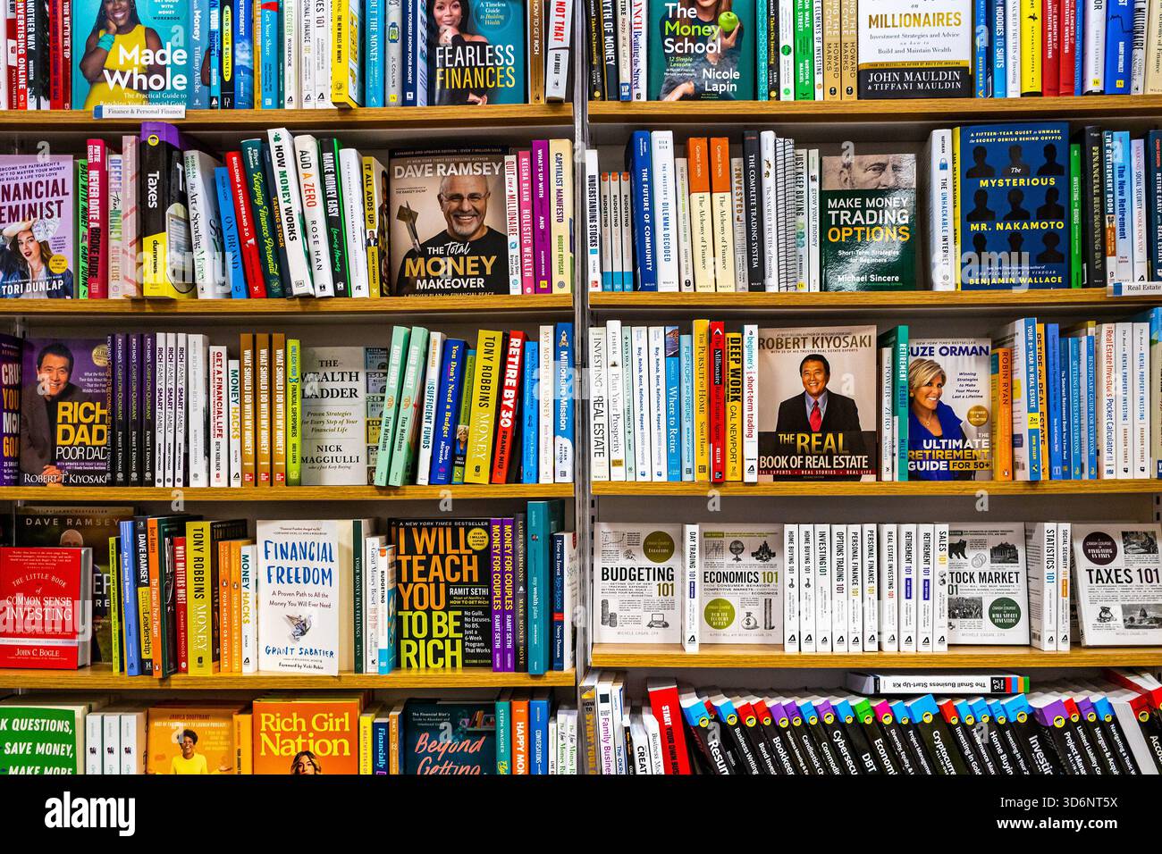 Bibliothèque de livres de finances, librairie avec une étagère pour livres sur la finance, l'argent, la richesse, la budgétisation, l'investissement et les investissements, immobilier et impôts Banque D'Images