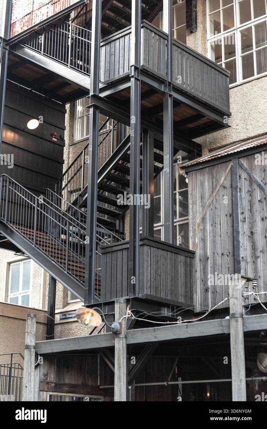 Göteborg, Suède - 30 juin 2021: Escaliers extérieurs en métal peint en noir. Banque D'Images