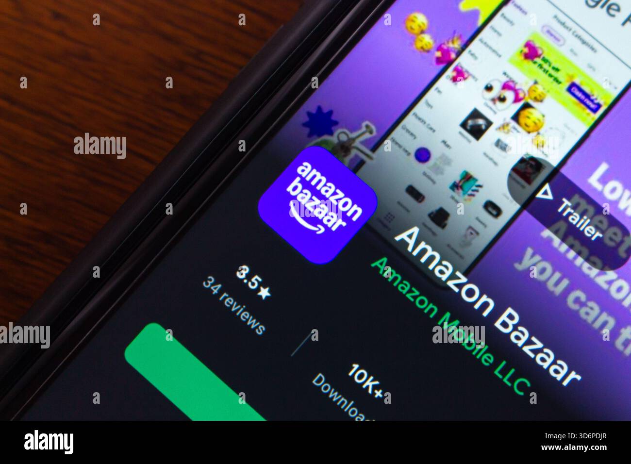 Quito, ÉQUATEUR - 11 novembre 2025 : gros plan sur la liste des applications Amazon Bazaar sur un smartphone depuis le Play Store. Banque D'Images