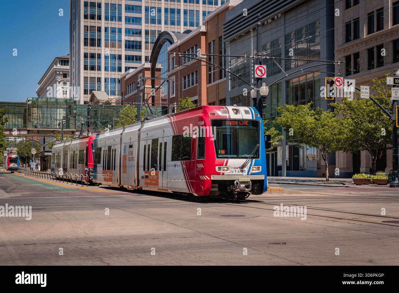 Salt Lake City, UT, États-Unis-6 août 2025 : train léger sur rail ou tramway appelé TRAX sur la rue du centre-ville. Il s'agit du système de transport public pour l'ic Banque D'Images