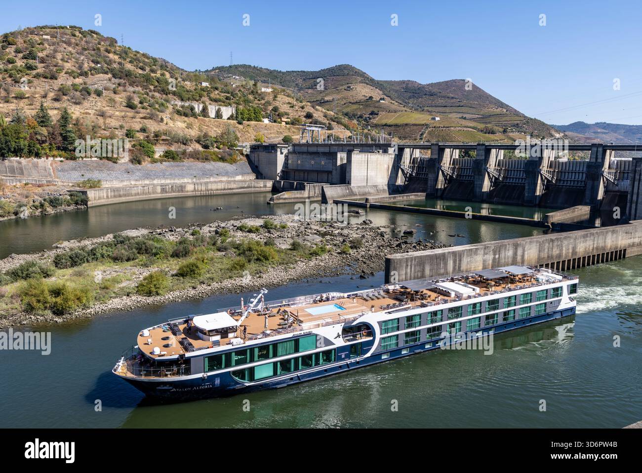Fleuve Douro, Portugal, bateau de croisière fluviale L'Avalon Alegria traverse l'écluse du barrage de Bagauste ( Regua) sur le fleuve Douro près de Pinhao, en Europe Banque D'Images