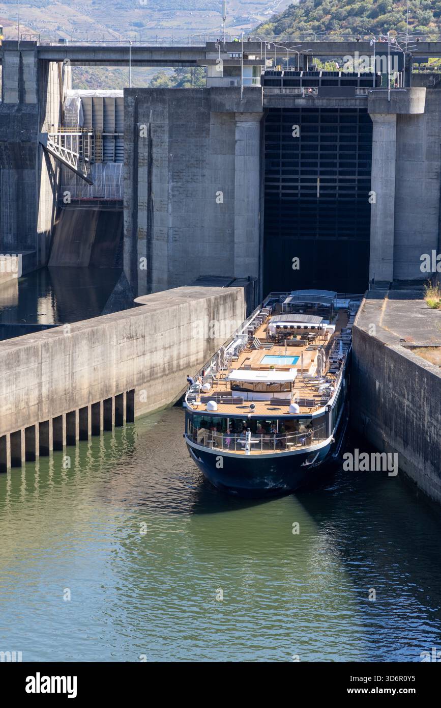 Fleuve Douro, Portugal, bateau de croisière fluviale L'Avalon Alegria traverse l'écluse du barrage de Bagauste ( Regua) sur le fleuve Douro près de Pinhao, en Europe Banque D'Images
