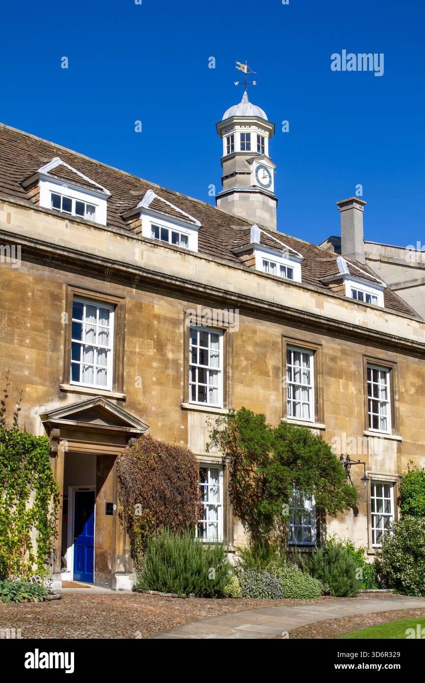 Vue panoramique du Christ’s College et des bâtiments historiques de l’Université de Cambridge en Angleterre, au Royaume-Uni, présentant l’architecture classique, la verdure luxuriante et ico Banque D'Images