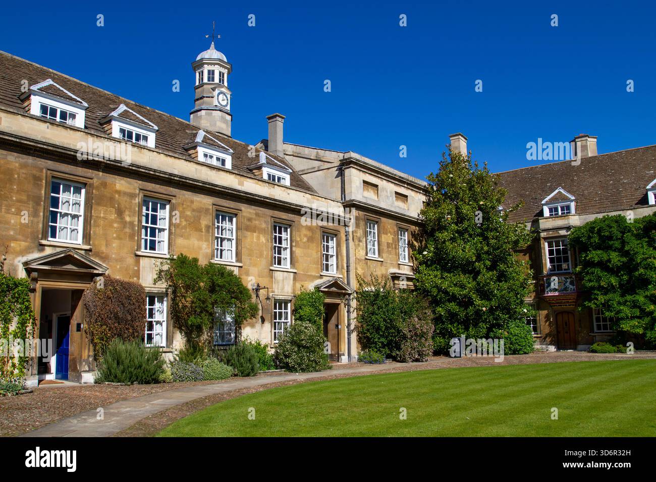 Vue panoramique du Christ’s College et des bâtiments historiques de l’Université de Cambridge en Angleterre, au Royaume-Uni, présentant l’architecture classique, la verdure luxuriante et ico Banque D'Images
