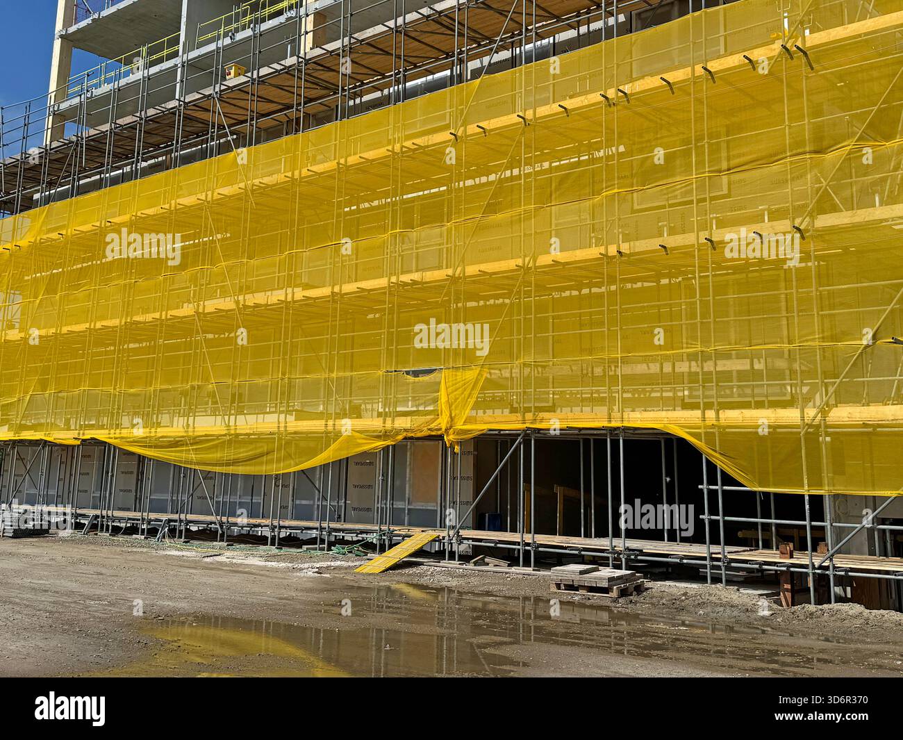 Almere, pays-Bas - 30 mai 2025 : filet de sécurité jaune, également connu sous le nom de filet de sécurité anti-chute ou filet de construction. Banque D'Images