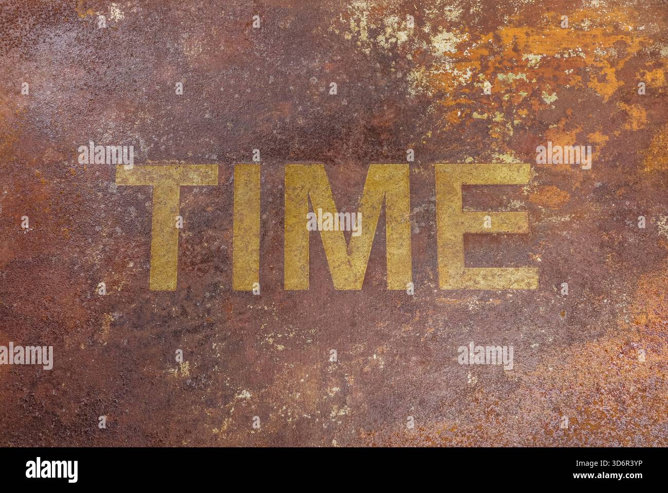 Plaque métallique rouillée mot « TIME » Extended corrosion, avec des teintes orange et marron et une pièce artistique ou industrielle grossière d'aspect texturé, Banque D'Images