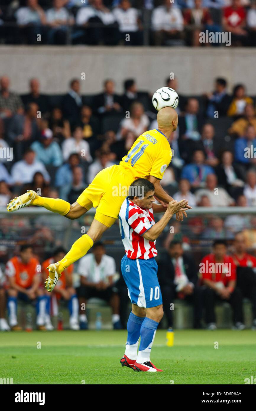 Henrick Larsson, de Suède (11), dirige le ballon sur Roberto Acuna, du Paraguay, lors d'un match de Coupe du monde de la FIFA du Groupe B, le 15 juin 2006 à l'Olympiastadion de Berlin, en Allemagne. Usage éditorial exclusif. Utilisation commerciale interdite. (Photographie de Jonathan Paul Larsen / Diadem images) Banque D'Images