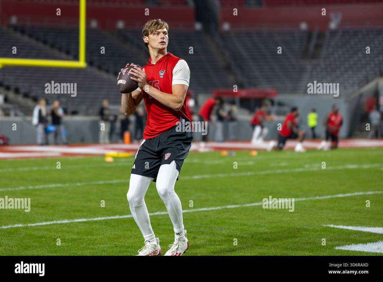 Raleigh, Caroline du Nord, États-Unis. 21 novembre 2025. HUDSON WILHARM (15 ans), quarterback Wolfpack de NC State, s'échauffe avant le match de football de la NCAA entre les Florida State Seminoles et le NC State Wolfpack le 21 novembre 2025 au carter-Finley Stadium de Raleigh, NC. (Crédit image : © Israel Anta via ZUMA Press Wire) USAGE ÉDITORIAL SEULEMENT ! Non destiné à UN USAGE commercial ! Banque D'Images