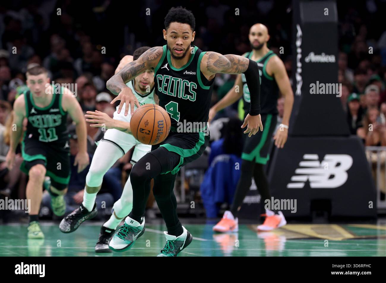 Boston Celtics guard Anfernee Simons (4) chases the ball during the first half of an NBA Cup basketball game against the Brooklyn Nets, Friday, Nov. 21, 2025, in Boston. (AP Photo/Mark Stockwell) Banque D'Images