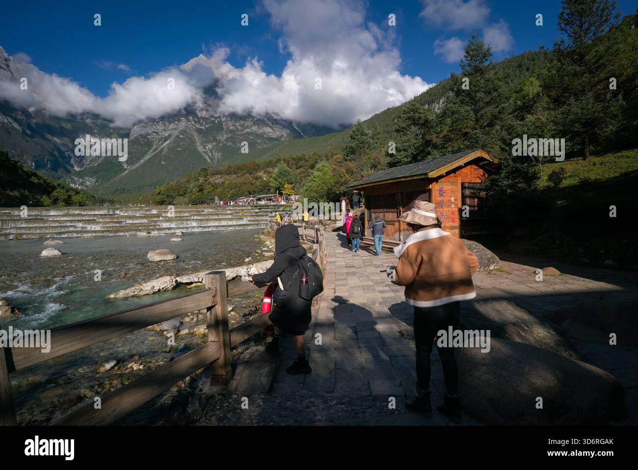 Lijiang, Chine - 14 octobre 2025 : la vue panoramique de Blue Moon Valley avec les touristes. Banque D'Images
