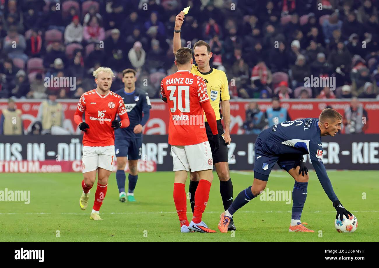 Mainz, Allemagne 21 novembre 2025 : 1. BL - 2025/2026 - FSV FSV Mainz 05 vs. TSG 1899 Hoffenheim dans l'image : arbitre Sascha Stegemann montre Silvan Widmer (Mayence) le carton jaune. // la réglementation DFL interdit toute utilisation de photographies comme séquences d'images et Banque D'Images
