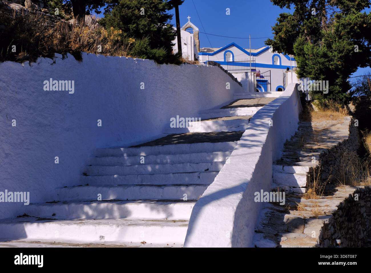Symi : escalier blanc à la Citadelle de Symi à Symi, Grèce Banque D'Images