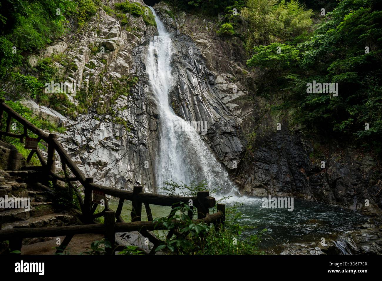 La célèbre cascade Ontaki, la plus grande des chutes Nunobiki, entourée de forêt, dans la ville de Kobe, Hyogo, Japon Banque D'Images