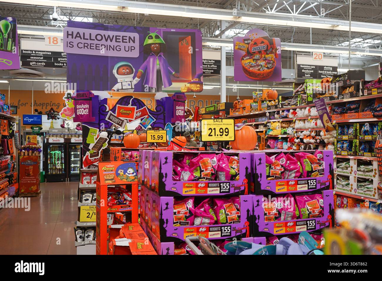 Allée saisonnière avec décorations d'Halloween, décoration et sacs de bonbons à l'intérieur d'une épicerie Smith's à Albuquerque, Nouveau-Mexique, États-Unis Banque D'Images