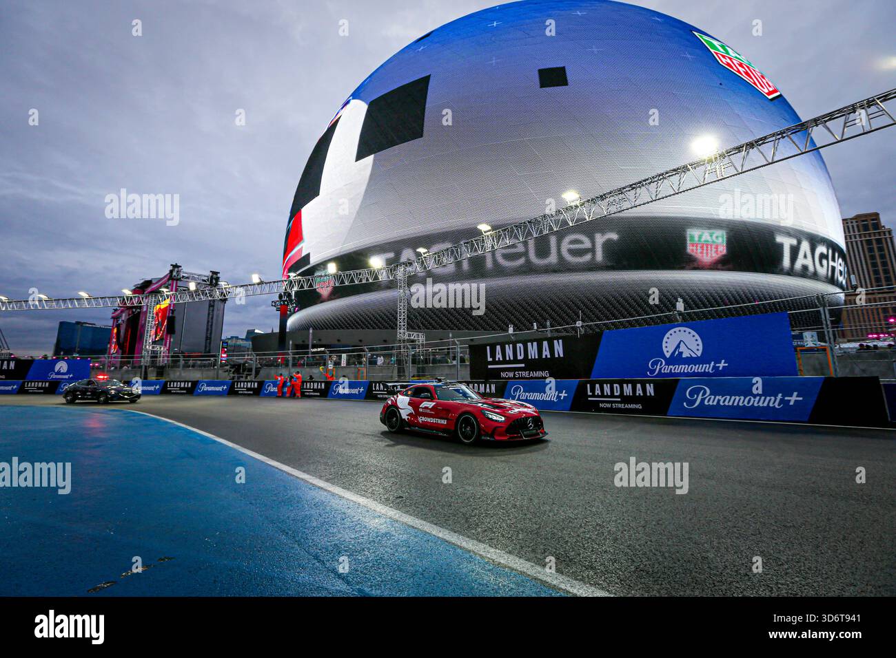 Las Vegas, États-Unis. 21 novembre 2025. Voiture de sécurité - Mercedes AMG GT Black Series lors du samedi du Grand Prix de formule 1 Heineken Las Vegas 2025 au Las Vegas Strip circuit, avant la 22e manche du 24e Championnat du monde de formule 1 FIA 2025 (20-23 novembre 2025). Crédit : AVENS-IMAGES.COM/Alamy Live News Banque D'Images