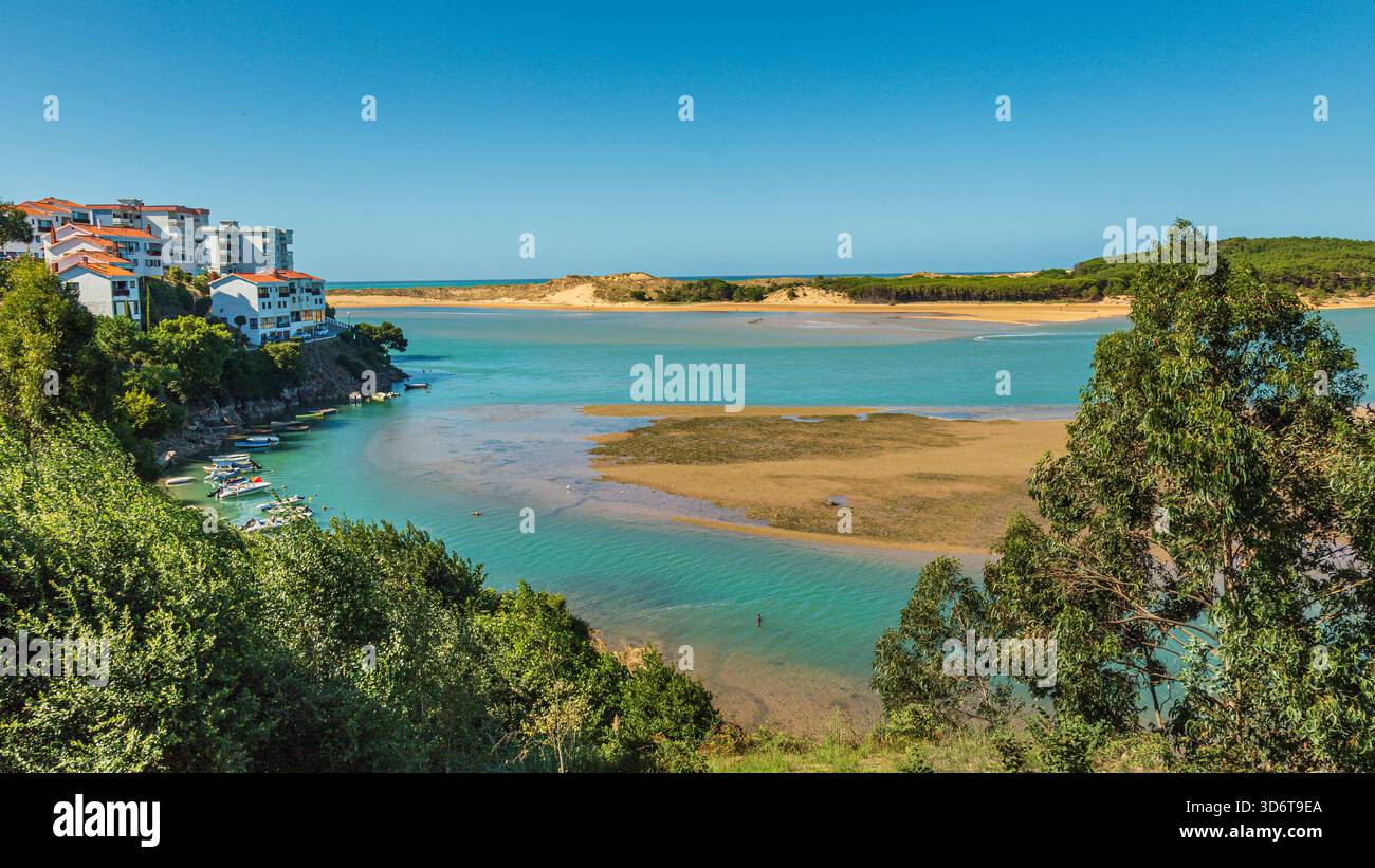 Vue aérienne de l'estuaire de Mogro à marée basse, Cantabrie, Espagne, avec une eau turquoise serpentant à travers les bancs de sable. Banque D'Images