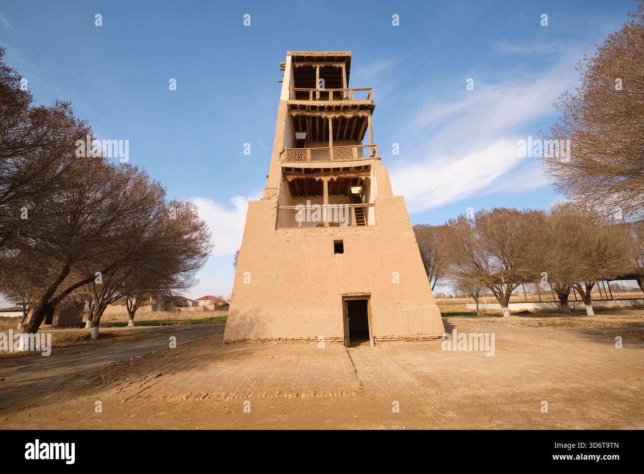 Regardant vers le haut les trois marches, forme pyramidale des porches, balcons qui donnent sur les champs, les terres agricoles. À Chadra Hauli, près de Khiva, Ouzbékistan. Banque D'Images