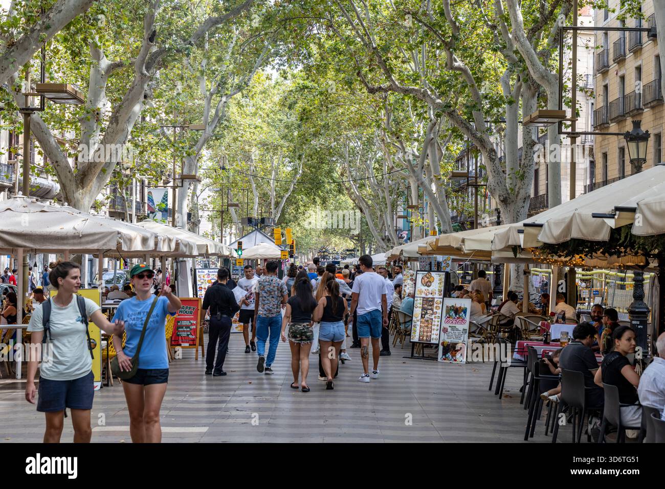Barcelone, Catalogne, Espagne, le célèbre boulevard piétonnier la Rambla ou Las Ramblas populaire auprès des touristes et des visiteurs pour la culture locale et les cafés Banque D'Images