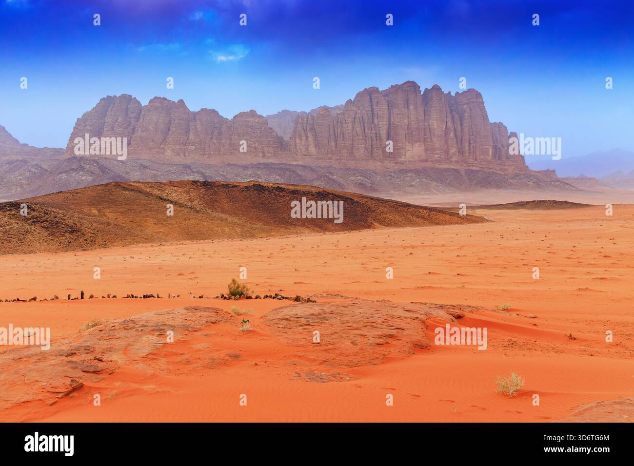 Désert de Wadi Rum, Jordanie. Le désert rouge et la montagne de Jabal Al Qattar. Banque D'Images