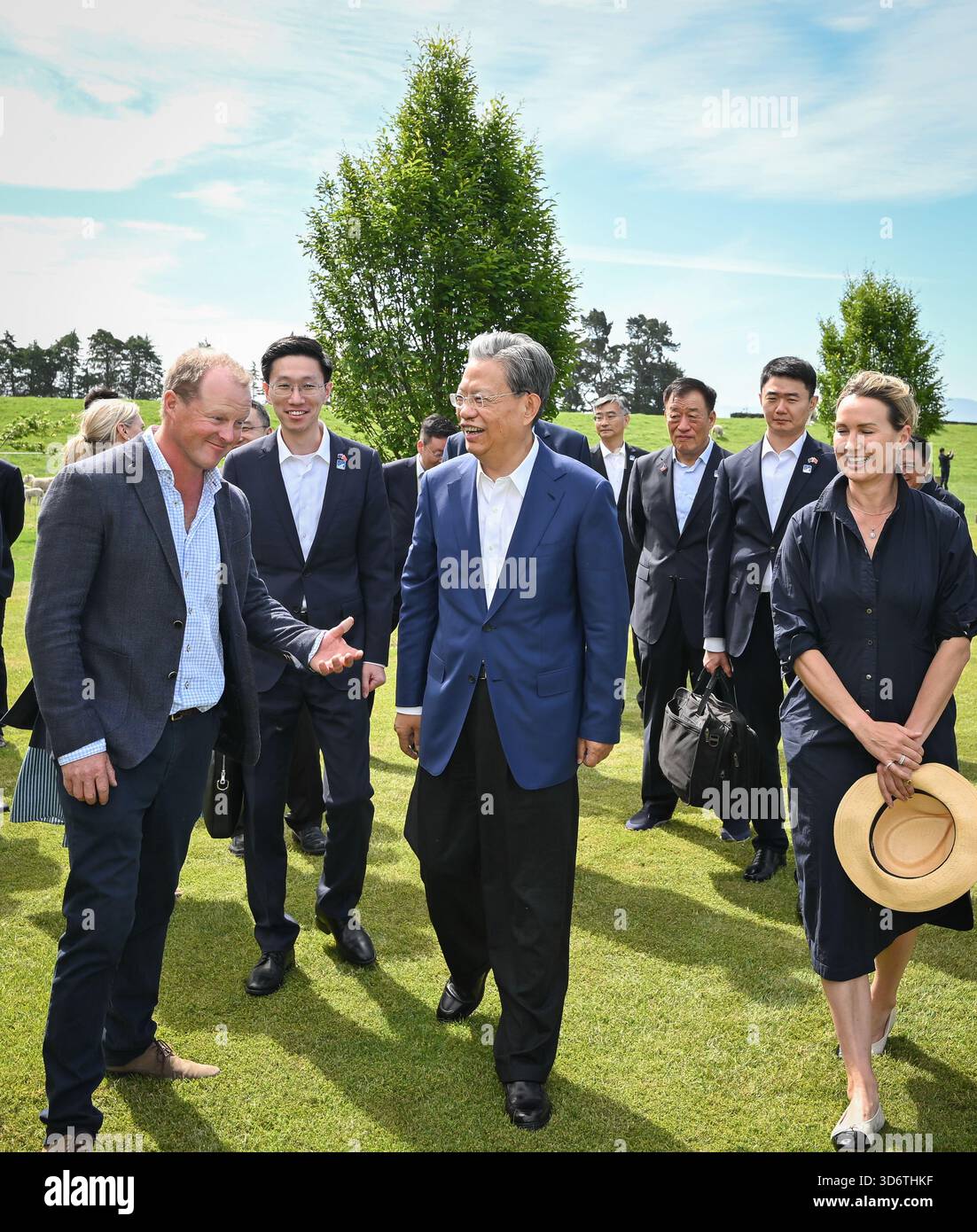Wellington, Nouvelle-Zélande. 21 novembre 2025. Zhao Leji, président du Comité permanent du Congrès populaire national de Chine, rend visite à une famille locale à la ferme Gilchrist Brothers Farm à Christchurch, Nouvelle-Zélande, le 21 novembre 2025. Zhao a effectué une visite officielle dans le pays de mercredi à samedi à l'invitation du Président de la Chambre des représentants de Nouvelle-Zélande, Gerry Brownlee. Crédit : Li Xiang/Xinhua/Alamy Live News Banque D'Images