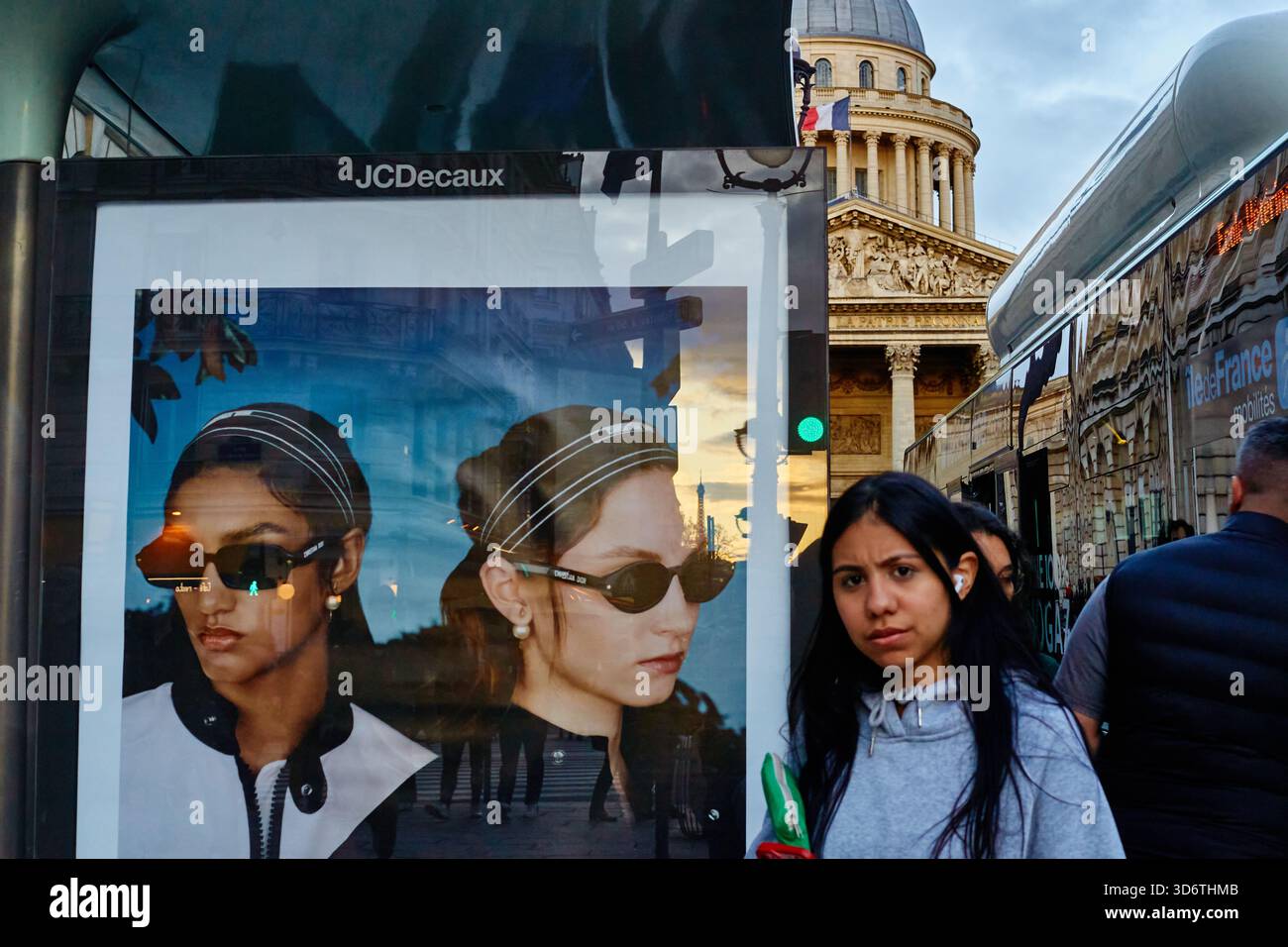 Dôme du Panthéon à Paris avec affichage de mode et passant au crépuscule, Paris, France Banque D'Images