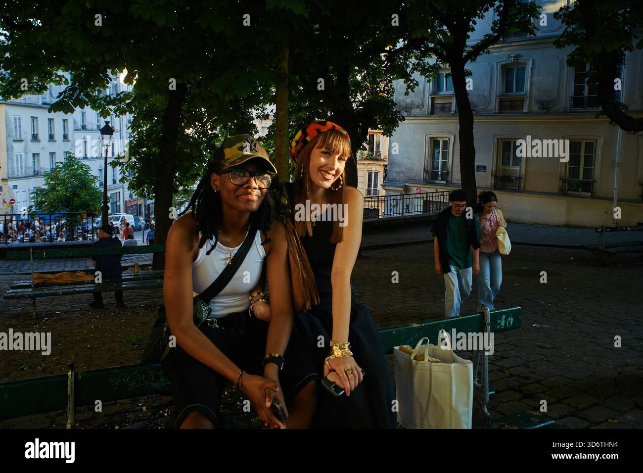 Deux amis profitant d'un après-midi ensoleillé à Montmartre à la place Emile Goudeau à Paris, Paris, France Banque D'Images