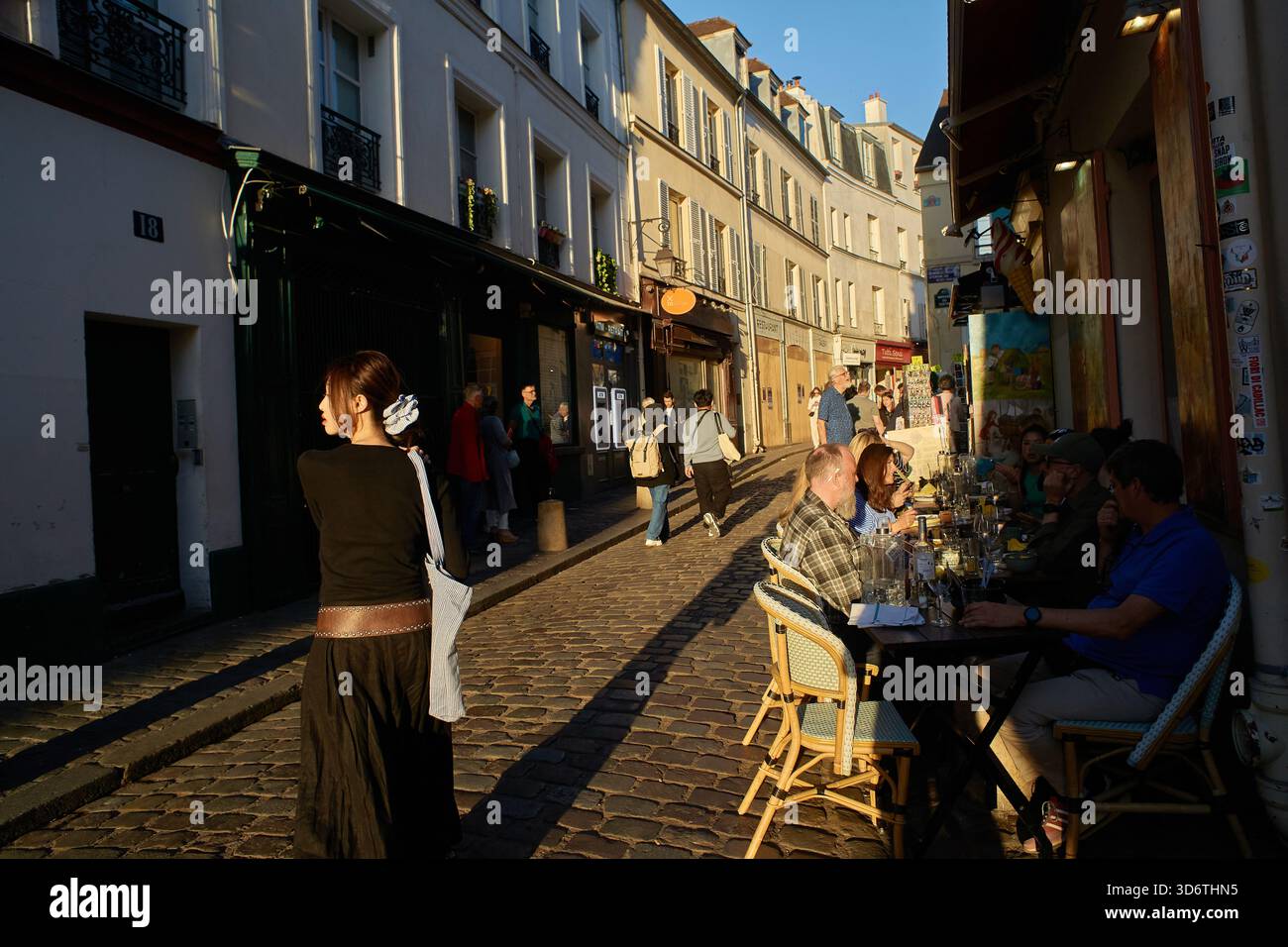 Flâner dans Montmartre par une journée ensoleillée près de la rue des Norvins à Paris, Paris, France Banque D'Images