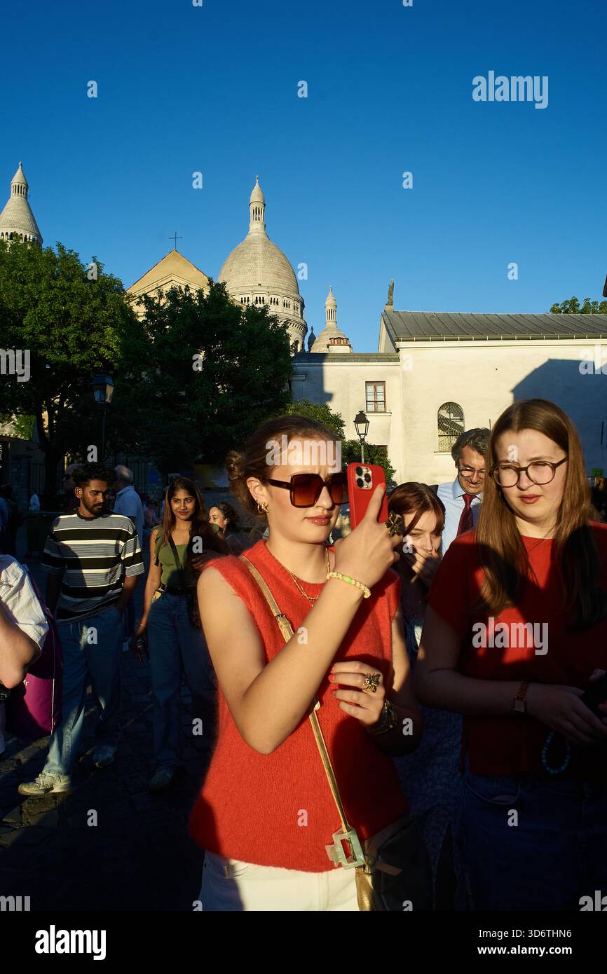 Visiteurs appréciant l'atmosphère vibrante de la place du Tertre à Montmartre, Paris, pendant le coucher du soleil, Paris, France Banque D'Images