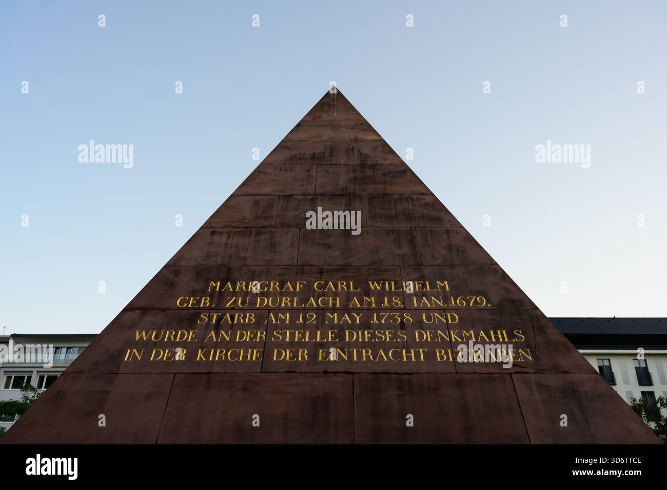 Karlsruhe, Allemagne - 12 septembre 2025 : pyramide ou tombe de pyramide ou tombe du margrave Charles Guillaume de Bade Durlach. Banque D'Images