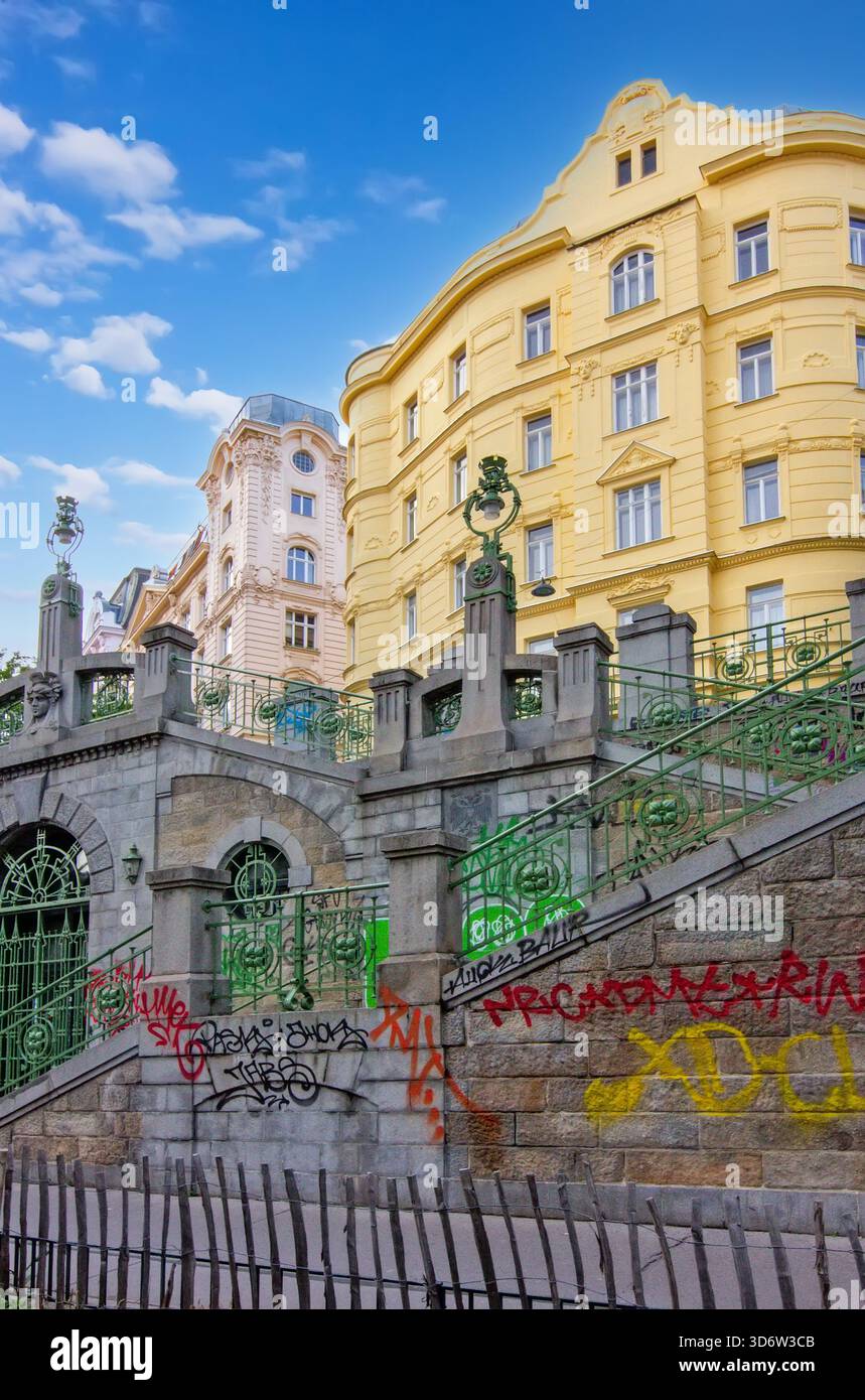 Un escalier en pierre historique et une arche couverte de graffitis colorés à Vienne Banque D'Images
