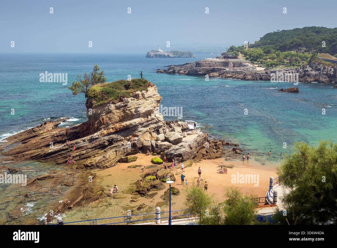 Santander, Espagne - 29 juillet 2024 : vue du monument pour enfants Neptune sur la plage de Camello à Santander, Espagne, un jour d'été, avec des gens qui en profitent Banque D'Images