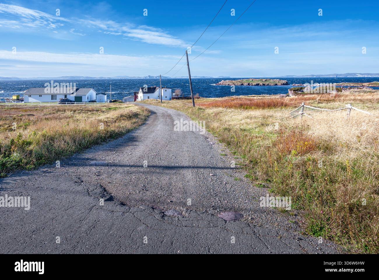 Route menant à des bâtiments sur l'océan Atlantique à Tickle Cove, terre neuve et Labrador, Canada Banque D'Images
