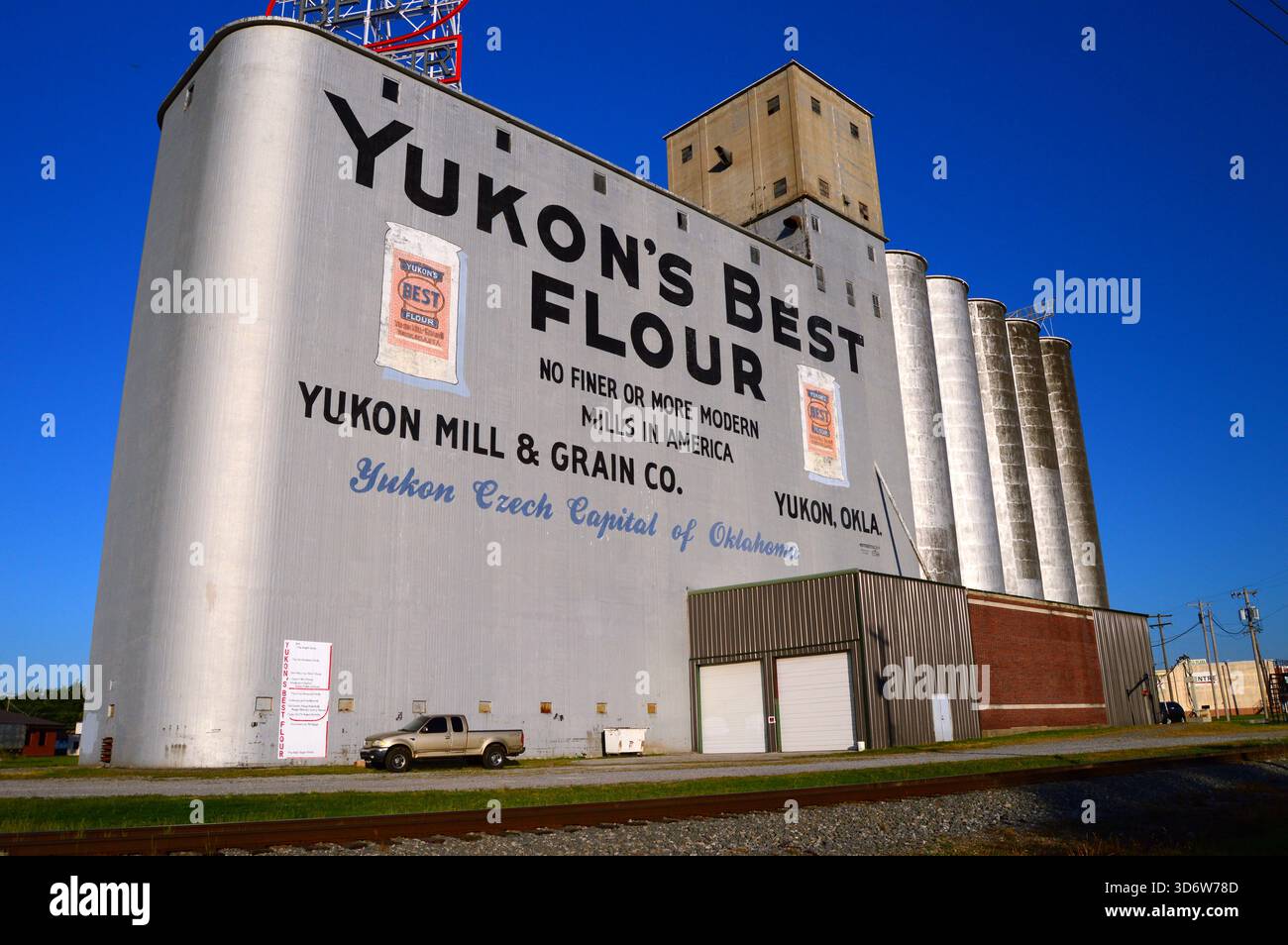 Un grand moulin à farine et un silo annoncent la compagnie et la ville de Yukon, Oklahoma et est un point de repère sur la route 66 Banque D'Images