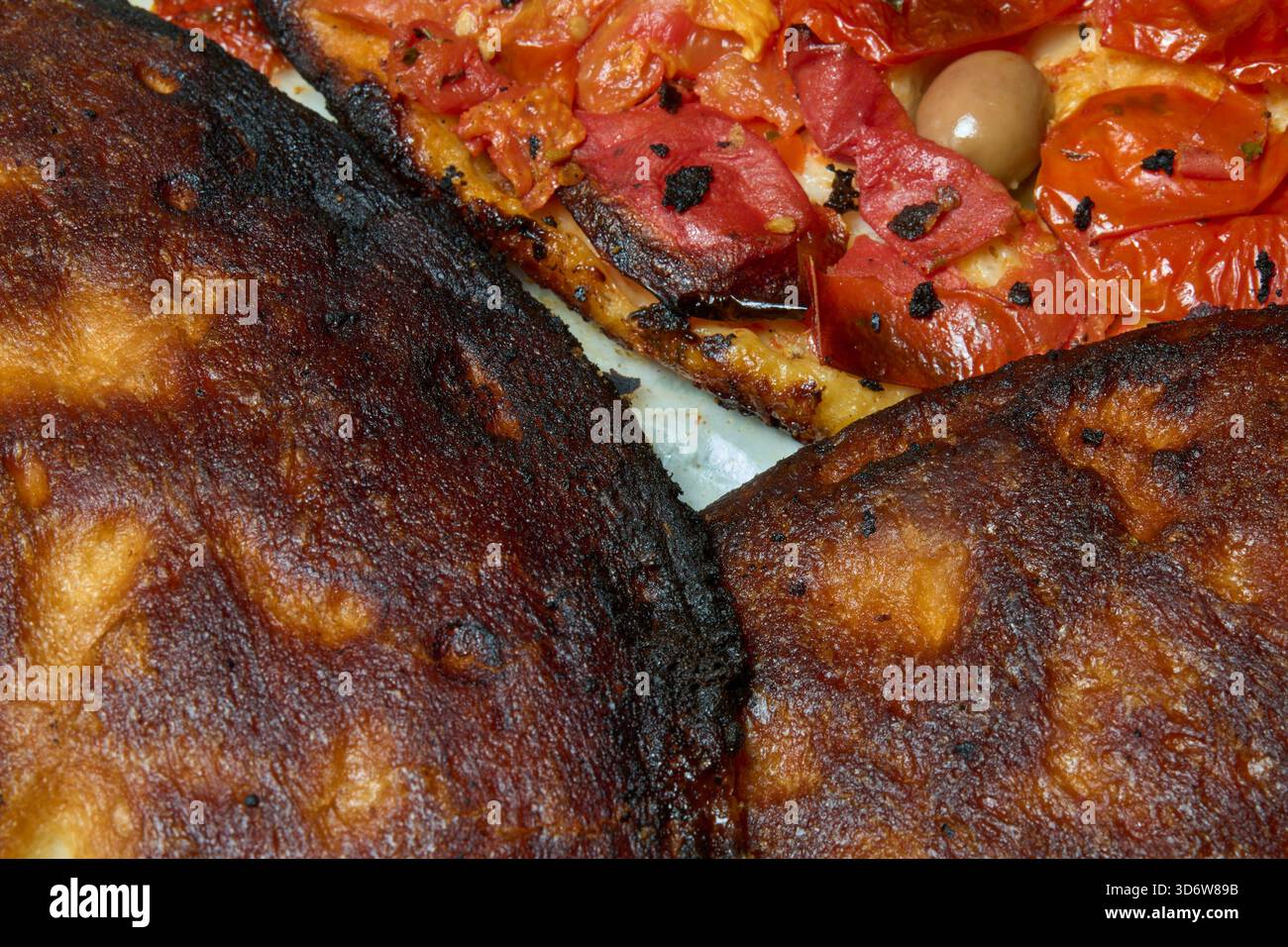 Focaccia italien brûlé mettant en évidence les risques liés à l'acrylamide et à la malbouffe Banque D'Images
