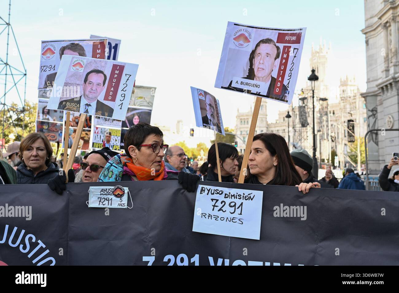 Madrid, Espagne. 22 novembre 2025. Plusieurs personnes lors d’une manifestation à la mémoire des 7 291 victimes dans les maisons de retraite pendant la pandémie de COVID-19, à Madrid, le 22 novembre 2025 à Madrid, Espagne. (Photo par Oscar Gonzalez/Sipa USA) crédit : Sipa USA/Alamy Live News Banque D'Images