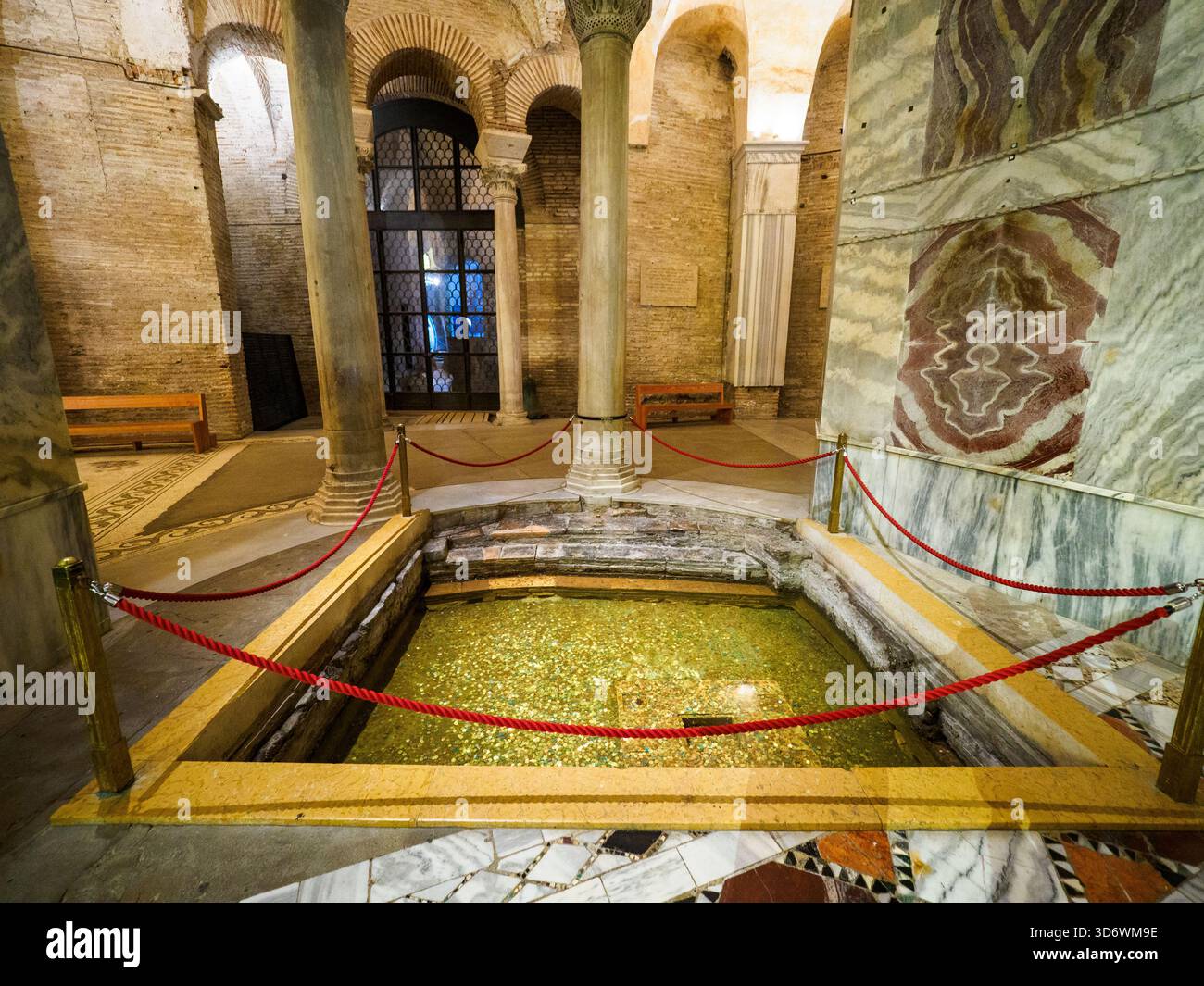 Le site de la chapelle de San vitale, construite autour du puits dans lequel le martyr aurait été jeté et lapidé. La présence d'eau est due à l'emplacement de la basilique sous la nappe phréatique - Basilica di San vitale - Ravenne, Italie Banque D'Images