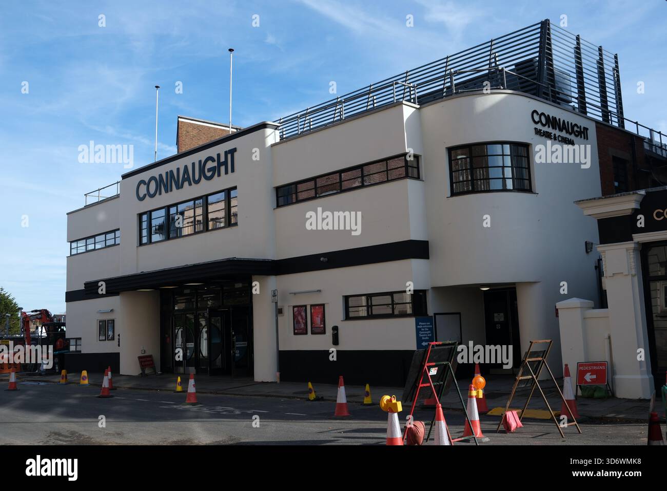 Le Connaught Theatre, un théâtre et un cinéma de style moderne dans le centre de Worthing, West Sussex, Angleterre Banque D'Images