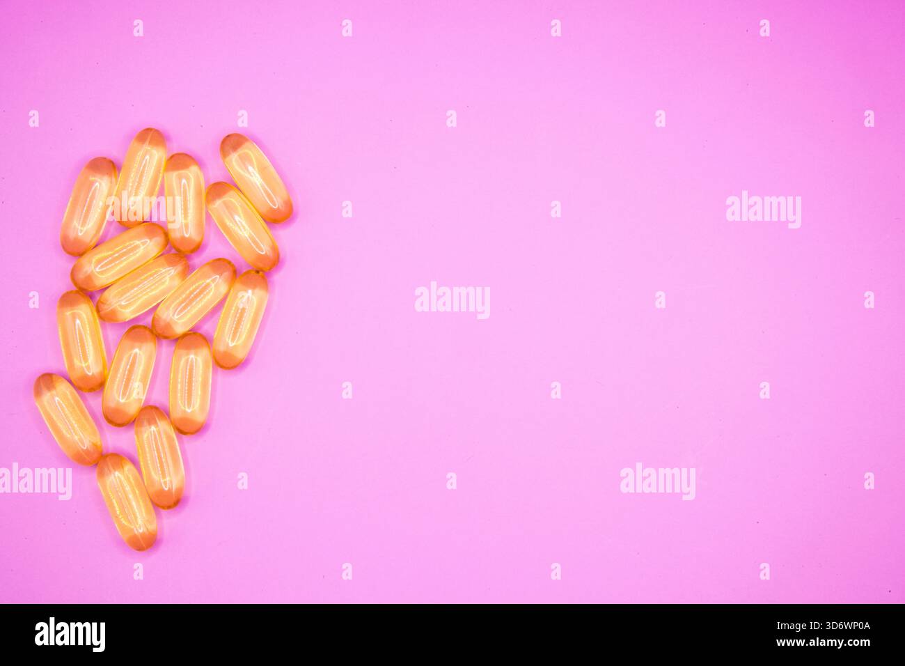 Suppléments d'huile de foie de morue affichés sur un fond Uni, idéal pour la santé, la nutrition et les thèmes de bien-être. Banque D'Images