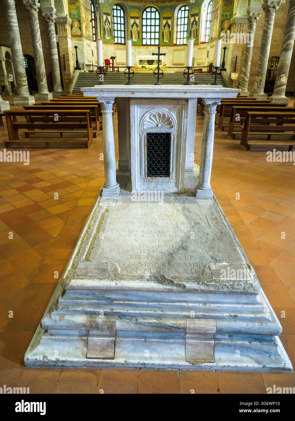 Petit autel dédié à la Vierge, construit au IXe siècle avec du matériel réutilisé du vie siècle. On pense que c'est l'endroit où Saint Apollinaire a été martyrisé, et la plaque sur la base de l'autel rappelle que les restes du Saint ont été placés ici et qu'en 1173 ils ont été emmenés à la crypte (aujourd'hui ils sont dans l'autel principal) - Basilica di Sant'Apollinare in classe - Ravenne, Italie Banque D'Images