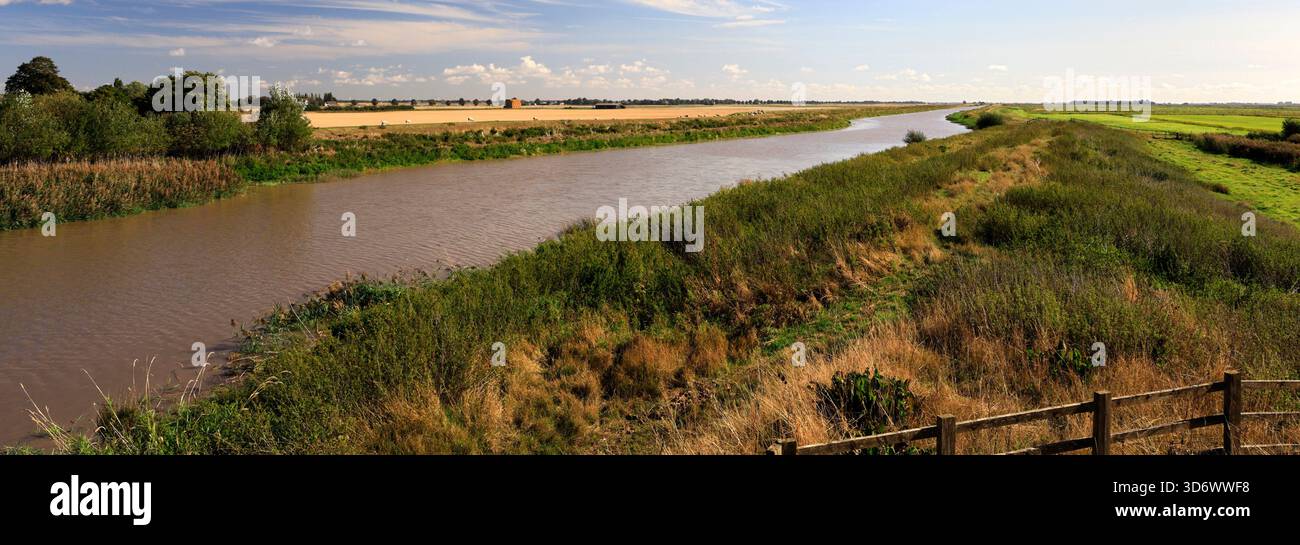 Vue estivale de la rivière Nene, North Bank, Whittlesey Town, Cambridgeshire, Angleterre; ROYAUME-UNI Banque D'Images