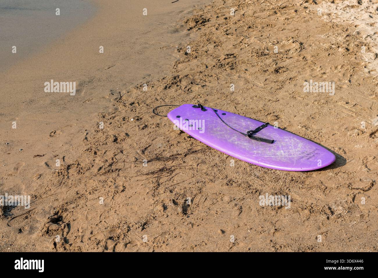 Planche de surf sur sable Banque D'Images