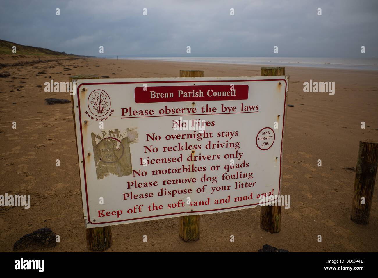 Novembre 2025 - Brean Parish Council bye Laws avis, panneaux et avertissements sur la plage de Brean, Somerset, Angleterre, Royaume-Uni. Banque D'Images