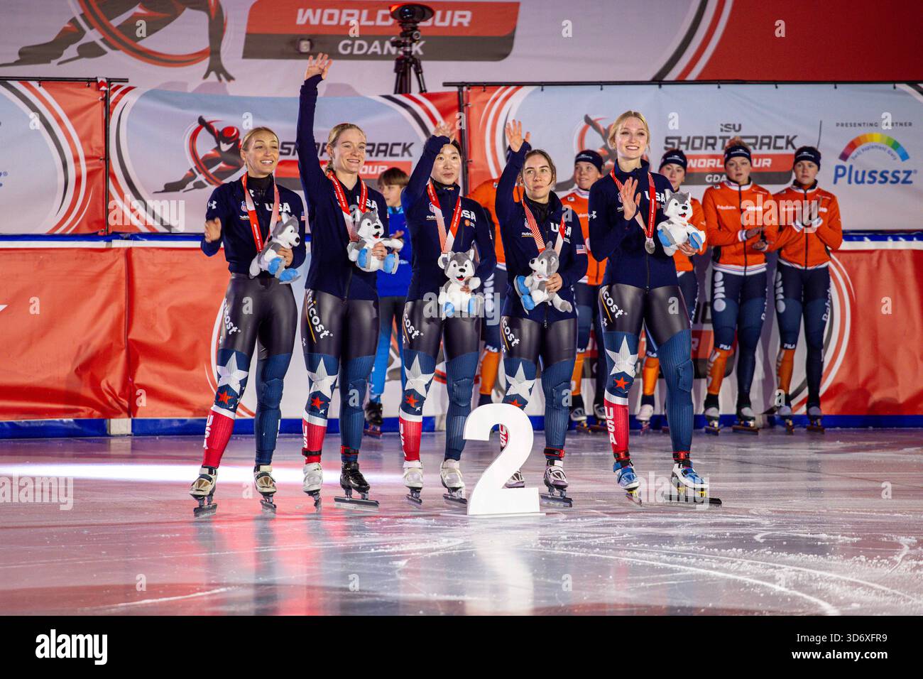 Gdansk, Poméranie, Pologne. 22 novembre 2025. Équipes gagnantes lors de la cérémonie des médailles sur le podium après le relais 3000 m féminin : l'équipe des États-Unis prend la deuxième place avec la médaille d'argent, l'équipe du Japon prend la troisième place avec la médaille de bronze, et l'équipe des pays-Bas prend la première avec la médaille d'or, suivie d'une photo de groupe de toutes les équipes. (Crédit image : © Marek Ladzinski/ZUMA Press Wire) USAGE ÉDITORIAL SEULEMENT ! Non destiné à UN USAGE commercial ! Crédit : ZUMA Press, Inc/Alamy Live News Banque D'Images