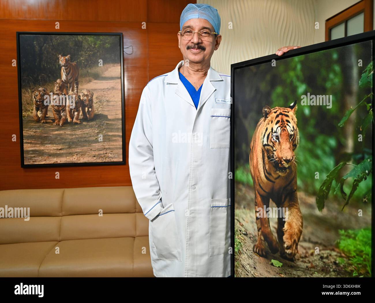 MUMBAI, INDE - 22 NOVEMBRE : NOTE DE L'ÉDITEUR : ceci est une image exclusive du Dr Ramakant Panda, chirurgien cardiaque et consultant en chef pour la chirurgie thoracique cardiovasculaire et président de l'Institut asiatique de cardiologie, pose lors d'une interview exclusive avec le Hindustan Times, le 22 novembre 2025 à Mumbai, Inde. Photo de Raju Shinde/Hindustan Times HT exclusive : interview du fondateur et président de l'Asian Heart Institute, Dr Ramakanta Panda Banque D'Images